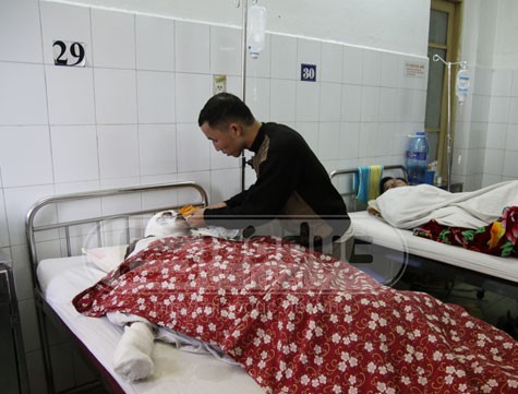 Nạn nhân Nguyễn Danh Hưng tại bệnh viện là người bị thương nhẹ nhất. (Ảnh NP)