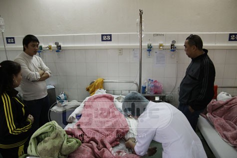 Anh Việt và hai nhân viên đang được điều trị tại bệnh viện Xanh-Pôn.