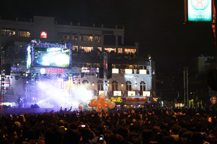 Tại khu vực Quảng trường Đông Kinh Nghĩa Thục, một sân khấu hoành tráng đã được dựng lên.