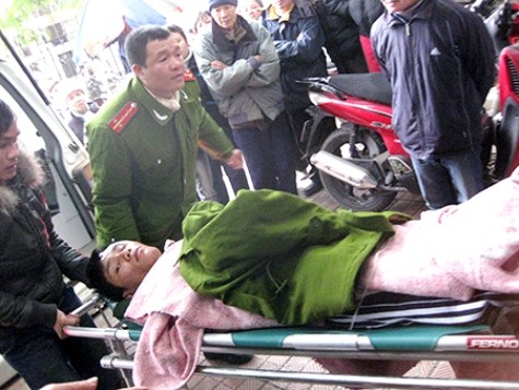 Đối tượng Đào Văn Vươn và các đối tượng khác đã ném mìn tự chế đồng thời nã đạn về phía lực lượng chức năng khiến 6 chiến sĩ CA và quân đội bị thương. (Ảnh LĐO)