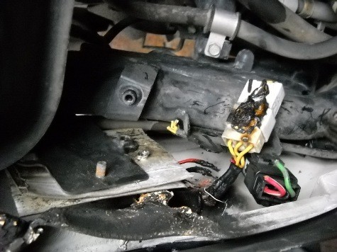 Lửa phát cháy tại khu bình ắc quy và bình xăng của xe.