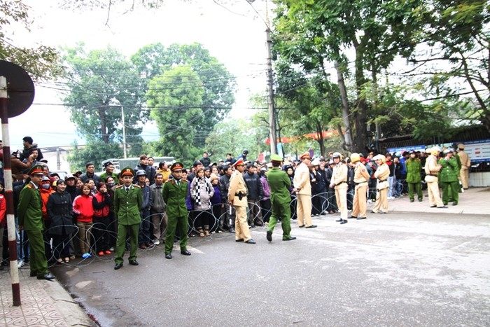Cả ngàn người dân đã tới khu vực tòa án nhân dân tỉnh Bắc Giang để nghe xét xử.