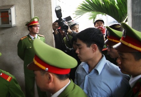 13h20, Lê Văn Luyện, Lê Văn Miên và Trương Thanh Hồng được đưa tới phòng xử án.