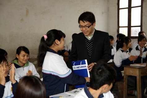 Ông Phan Hồng Sơn, Chủ tịch Công đoàn kiêm Trưởng phòng hành chính Báo điện tử Giáo dục Việt Nam trao số tiền học bổng cho em Nguyễn Thị Loan.