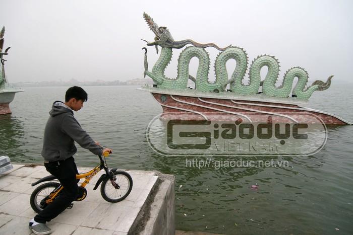 Tuy nhiên, do vị trí đặt đôi rồng này tại công viên Bách Thảo không hợp lý nên được đưa về hồ Tây - khu vực đường Nguyễn Hoàng Tôn kéo dài với đường dạo ven hồ.