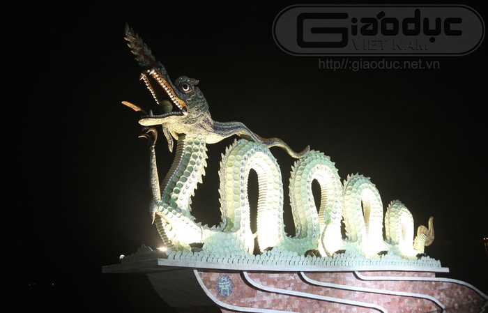 Đôi rồng thời Lý được làm bằng gốm sứ này có chiều dài 35m, cao hơn 8m - đôi rồng gốm sứ thời Lý được ghi trong kỷ lục Guinness Việt Nam. Trước đó, nhân dịp kỷ niệm Hà Nội tròn một nghìn tuổi, đôi này đã được dựng và đặt tại Công viên Bách Thảo (Hà Nội).