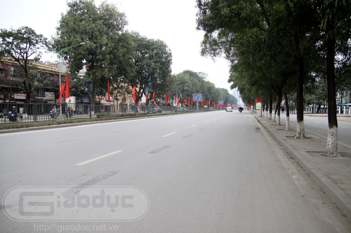 Đường Nguyễn Trãi thường ngày cũng trong tình trạng ùn tắc, đông nghẹt vào đầu giờ sáng đi làm nhưng hôm nay, ngày mùng Một Tết Nguyên đán thì đường vắng hoe.