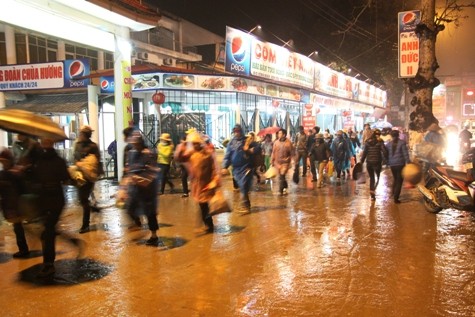 Từ rạng sáng, hàng vạn người đã đội mưa gió đến dự lễ khai hội chùa Hương