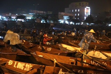 Hàng nghìn chiếc thuyền đã chờ sẵn từ tinh mơ để đưa khách về dự hội