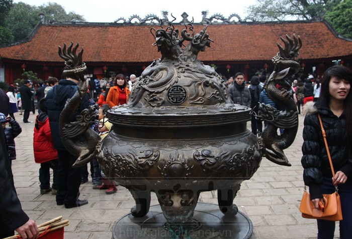 Chiếc đỉnh đồng "khổng lồ" đặt tại sân Trình trong khuôn viên Văn miếu Quốc Tử Giám có tới 9 chú rồng chầu.