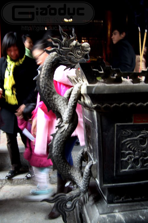 Ngoài những chú rồng chầu ở chiếc đỉnh đồng được đặt ngoài sân Trình, tại phía trong gian thờ Khổng Tử, chiếc lư hương cũng có hai con rồng chầu hai bên.