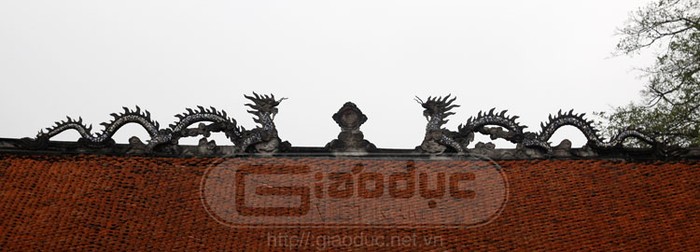 Và ngay cả trên mái của dãy nhà thờ Khổng tử cũng có hai con rồng được đắp bằng xi-măng và gắn gốm.