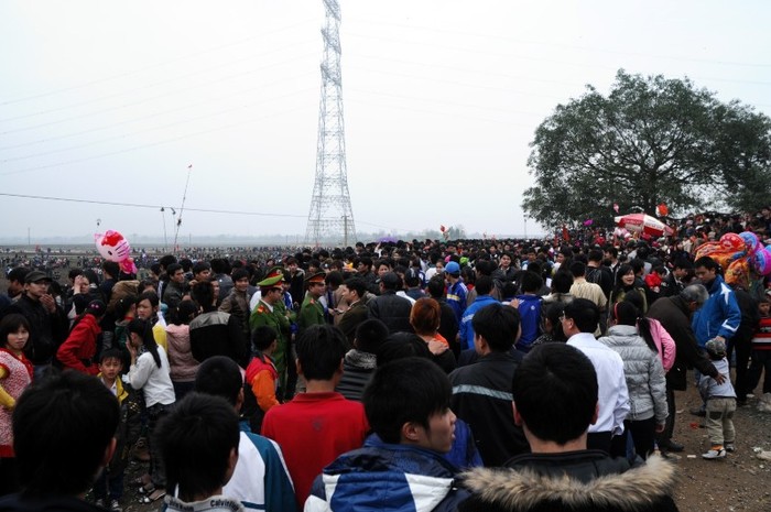 Phía bên ngoài, hàng ngàn người đã đổ về chật kín khắp các ngả đường chờ xem trò chơi cướp Phết.