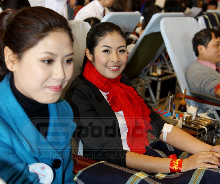 Hai người đẹp ngồi vào khu vực dành riêng cho các cặp tình nhân hiến máu của Lễ hội Xuân Hồng 2012.