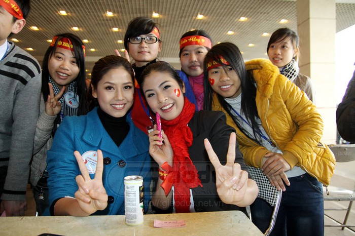 Sự xuất hiện của Hoa hâu Ngọc Hân và Hoa hậu Biển Nguyễn Thị Loan tại Lễ hội Xuân Hồng đã thu hút rất đông bạn trẻ tới chụp ảnh lưu niệm.