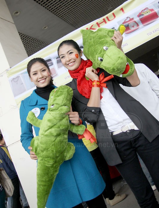 Ngọc Hân và "người tình" Nguyễn Thị Loan đã chọn cho mình hai con cá sấu nhồi bông.