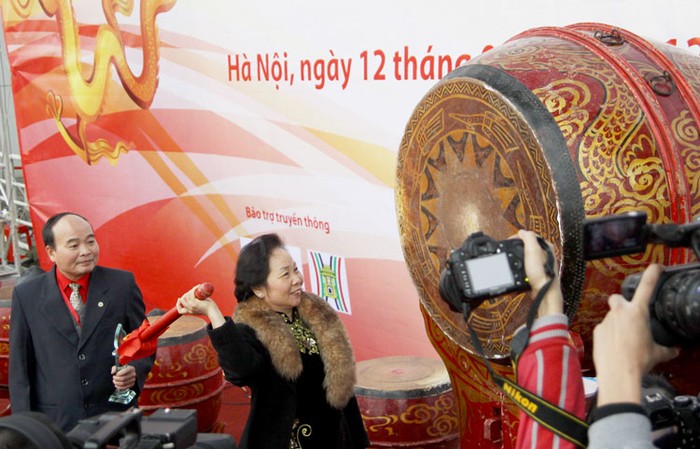 Phó chủ tịch nước Nguyễn Thị Doan đã tới dự và đánh trống khai hội.