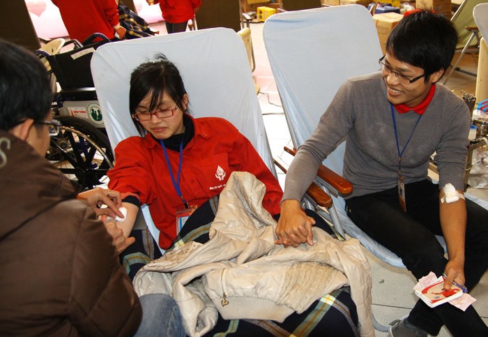 Cặp đôi tình nguyện viên của Hội thanh niên vận động hiến máu tình nguyện Hà Nội.