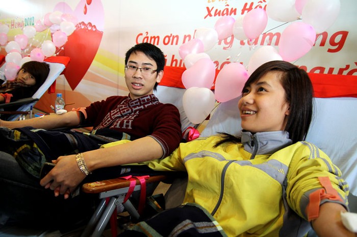 Lễ hội Xuân Hồng 2012 được tổ chức sáng nay tại sân vận động Mỹ Đình, hơn 2 vạn người đã tới tham dự và đăng ký hiến máu.