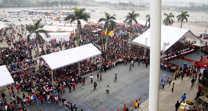 Đã có hơn 2 vạn người tham dự Lễ hội Xuân Hồng 2012 tại sân vận động Mỹ Đình.