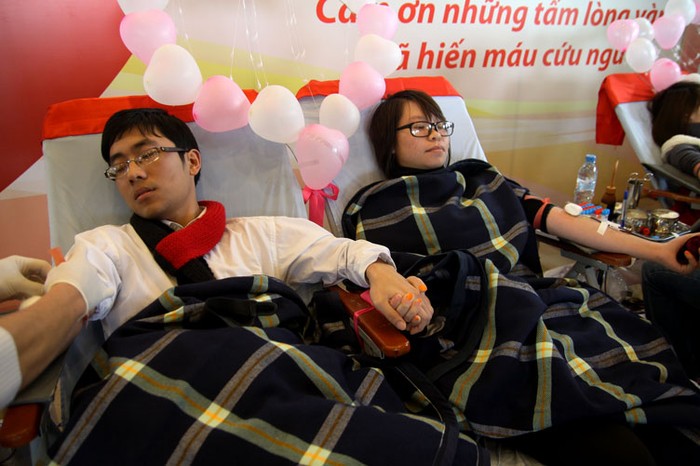 Lễ hội Xuân Hồng năm nay được tổ chức sát Ngày lễ tình nhân 14/2 nên BTC đã bố trí khu vực hiến máu dành cho các cặp đôi tình nhân.