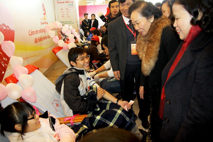 Sau đó, bà cùng các vị lãnh đạo Bộ Y tế, lãnh đạo UBND thành phố Hà Nội đi thăm các bạn trẻ đang tham gia hiến máu tình nguyện.