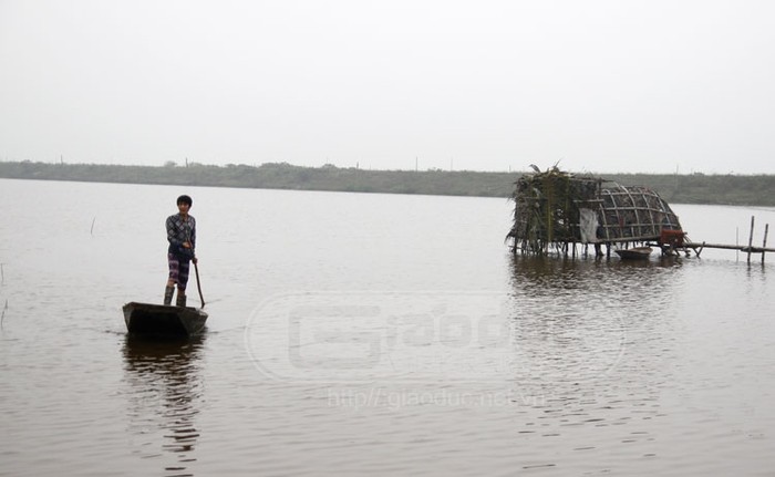 Cậu thanh niên Nguyễn Bá Trượng (công nhân làm thuê) lướt thuyền buông lưới bắt cá trong khu đầm nhà ông Nguyễn Bá Độ ở xã Đông Hưng, huyện Tiên Lãng (Hải Phòng). Xem toàn bộ diễn biến vụ cưỡng chế ở Hải Phòng