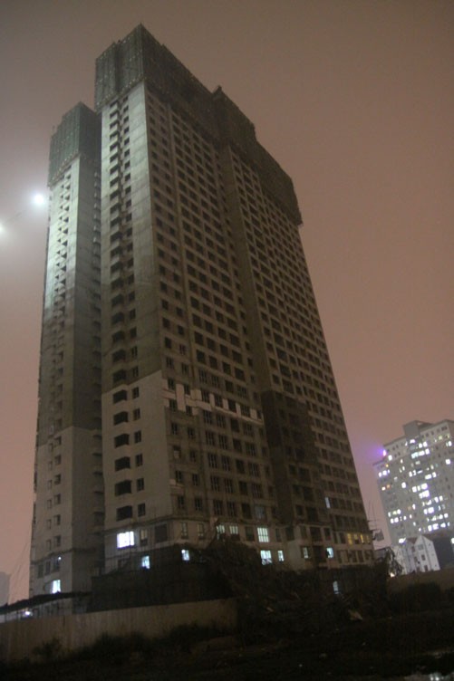 Toàn cảnh tòa nhà E, cao ốc này cao 31 tầng - nơi xảy ra vụ sập giàn dáo.