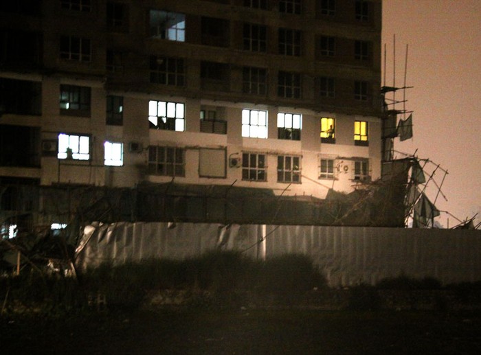 Khu vực xảy ra sập giàn dáo là mặt sau tòa nhà, đối diện khu nhà biệt thự khu đô thị Mỗ Lao.