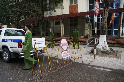 Lực lượng công an đã dựng hàng rào chắn đường khu vực vào trụ sở TAND tỉnh Bắc Giang.