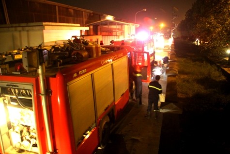 7 xe cứu hỏa chuyên dụng cùng hàng chục chiến sĩ đã được điều tới hiện trường để dập lửa.