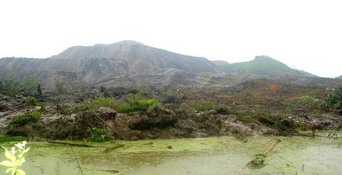 Toàn cảnh bãi đất đá thải của mỏ than Phấn Mễ.