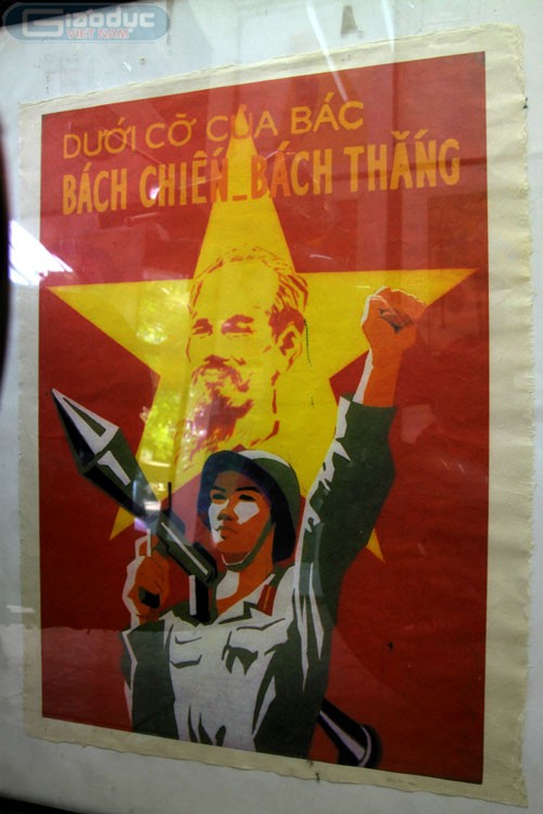 Quân đội Nhân dân Việt Nam với lá cờ truyền thống bách chiến bách thắng.