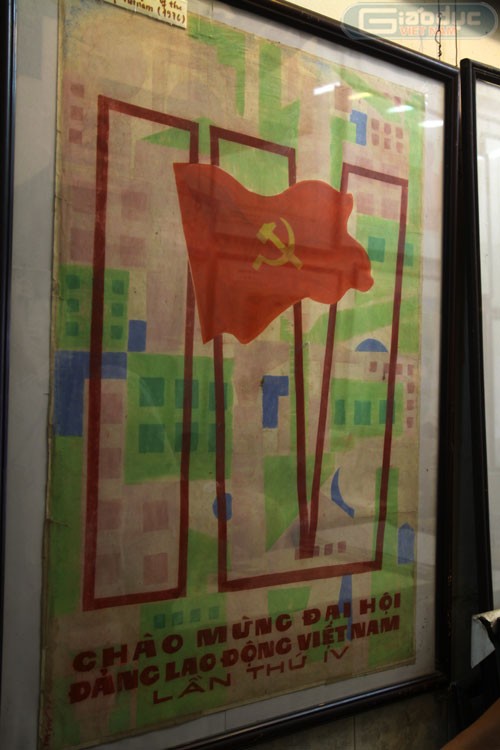 Bức tranh cổ động chào mừng Đại hội Đảng Lao động Việt Nam lần thứ IV này được vẽ năm 1976.