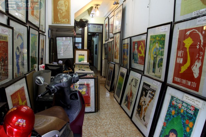 Ở Hà Nội, hiếm thấy cửa hàng nào bày bán, sản xuất những bức tranh cổ động như tại cửa hàng số 42 Cầu Gỗ.