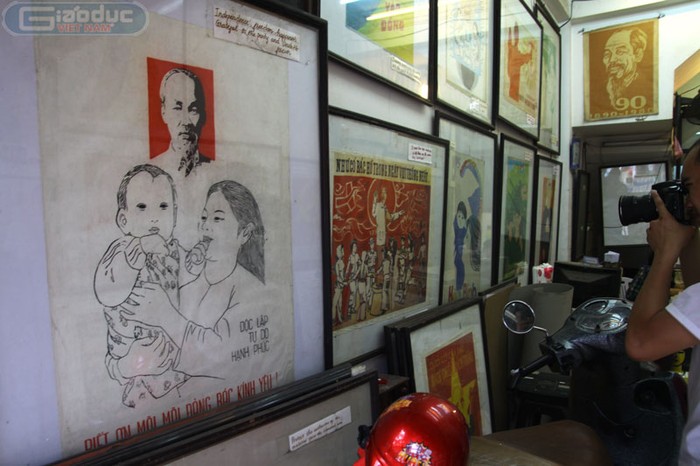Những bức tranh tại cửa hàng này chủ yếu phục vụ nhu cầu du khách nước ngoài tới Việt Nam thăm quan, sưu tầm.