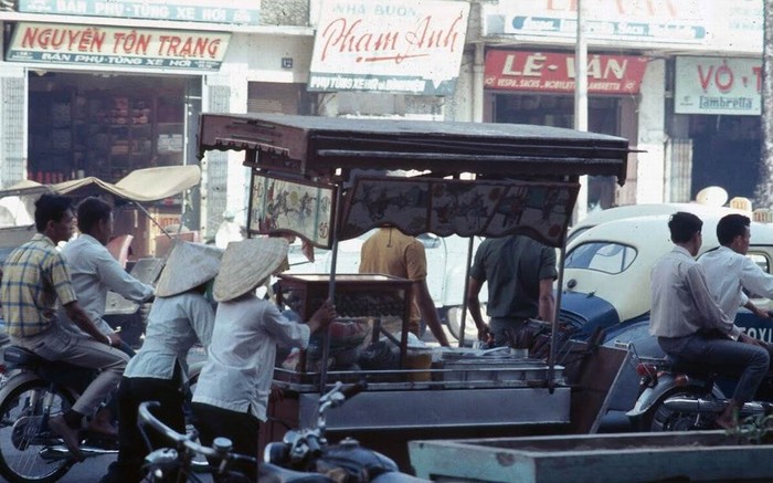 Một chiếc xe người Mỹ gọi là "chop chop cart", còn người Việt gọi là xe mì hoặc xe phở tùy thuộc vào loại thức ăn bán trên xe. XEM THÊM =>> Hình ảnh Việt Nam CHÙM ẢNH: TRƯỜNG SA - MỘT PHẦN CỦA TỔ QUỐC CHÙM ẢNH: BỘ ẢNH CỰC HIẾM TOÀN CẢNH TRƯỜNG SA TỪ TRỰC THĂNG AI CHƯA ĐẾN TRƯỜNG SA, CẦN XEM 31 TẤM HÌNH NÀY CÔNG BỐ NHỮNG HÌNH ẢNH "KHÔNG THỂ KÌM NỔI" VỀ TRƯỜNG SA
