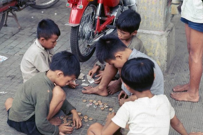 Những đứa trẻ chơi bài ăn "tiền". Tiền ở đây là những chiếc nắp chai. XEM THÊM =>> Hình ảnh Việt Nam CHÙM ẢNH: TRƯỜNG SA - MỘT PHẦN CỦA TỔ QUỐC CHÙM ẢNH: BỘ ẢNH CỰC HIẾM TOÀN CẢNH TRƯỜNG SA TỪ TRỰC THĂNG AI CHƯA ĐẾN TRƯỜNG SA, CẦN XEM 31 TẤM HÌNH NÀY CÔNG BỐ NHỮNG HÌNH ẢNH "KHÔNG THỂ KÌM NỔI" VỀ TRƯỜNG SA