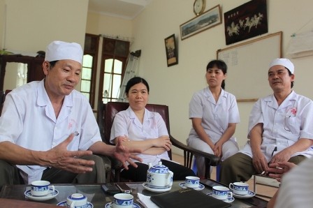 Bà Nguyệt và bà Phúc (giữa, lần lượt từ trái sang phải) trao đổi với Giáo dục Việt Nam.