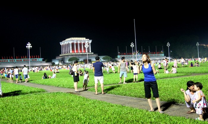 Tại Quảng trường Ba Đình, có tới hàng nghìn gia đình đưa con nhỏ về đây hóng mát.