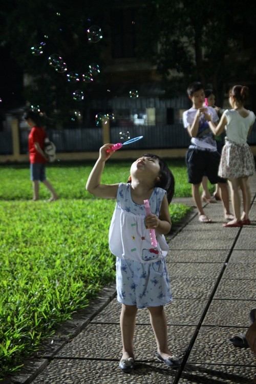 Với những em nhỏ, trò thổi bong bóng trở thành trò chơi được ưa thích nhất.