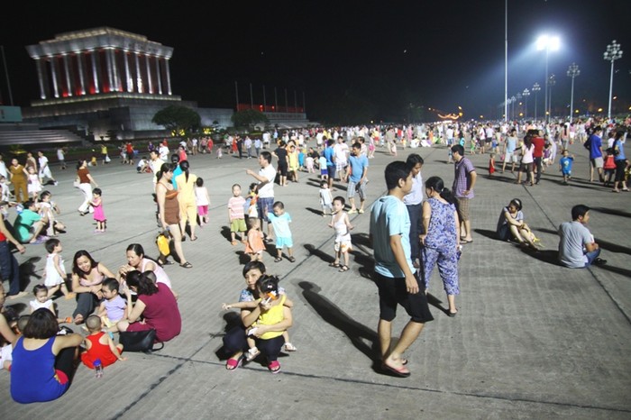 22h 30', cả ngàn người vẫn ở lại đây để tránh không khí oi bức.