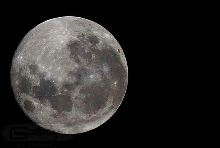 Hình ảnh "siêu mặt trăng" được chụp tại hồ Văn Quán lúc 23h40 ngày 6/5. Xem siêu mặt trăng đêm 5/5/2012 trên thế giới