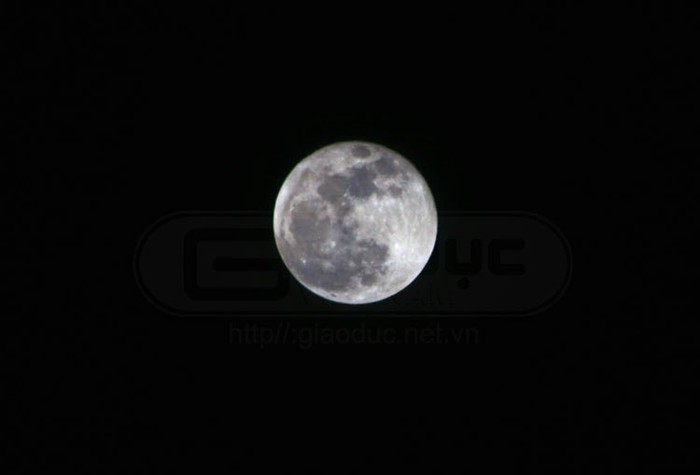 Ánh sáng của nó cũng phát ra sáng hơn như thường thấy. Xem siêu mặt trăng đêm 5/5/2012 trên thế giới