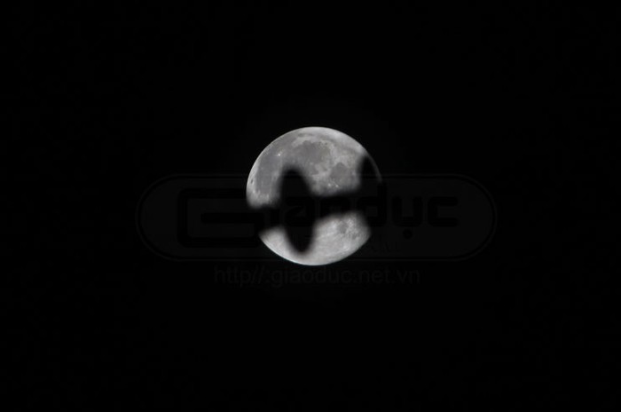 Hình ảnh "siêu mặt trăng" muộn ở Hà Nội được chụp tại đường Mễ Trì khi nó bị lấp sau những con sứ của đường điện cao thế. Xem siêu mặt trăng đêm 5/5/2012 trên thế giới