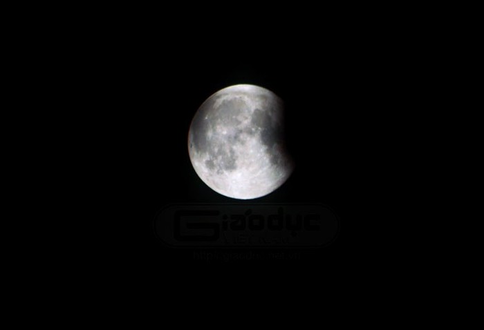 "Siêu mặt trăng" muộn năm nay tại Hà Nội đã sáng trong vòng gần 8 tiếng đồng hồ với ánh sáng lớn hơn so với bình thường trước khi nó bị những đám mây của do cơn mưa đêm qua che lấp hoàn toàn. Xem siêu mặt trăng đêm 5/5/2012 trên thế giới