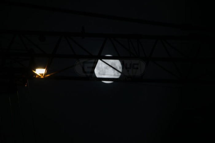 Hình ảnh "siêu mặt trăng" được chụp khi cần cẩu tại công trình Dự án Hồ Gươm (Hà Đông - Hà Nội) đang cẩu những tấn thép xây dựng trong đêm. Xem siêu mặt trăng đêm 5/5/2012 trên thế giới