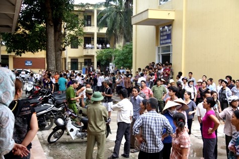 Người nhà bệnh nhân và người dân địa phương vây kín trước sân bệnh viện. (ảnh: Nam Phong)