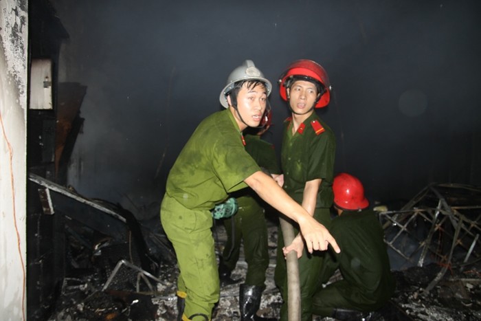 Lực lượng cứu hỏa khẩn trương dập tắt đám cháy