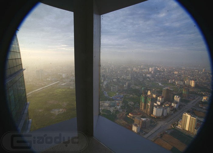 Bạn chỉ mất tối đa 230.000đ để tận hưởng 1 phút thang máy lên tầng 72 và ngắm toàn thành phố Hà Nội cùng các vùng lân cận.